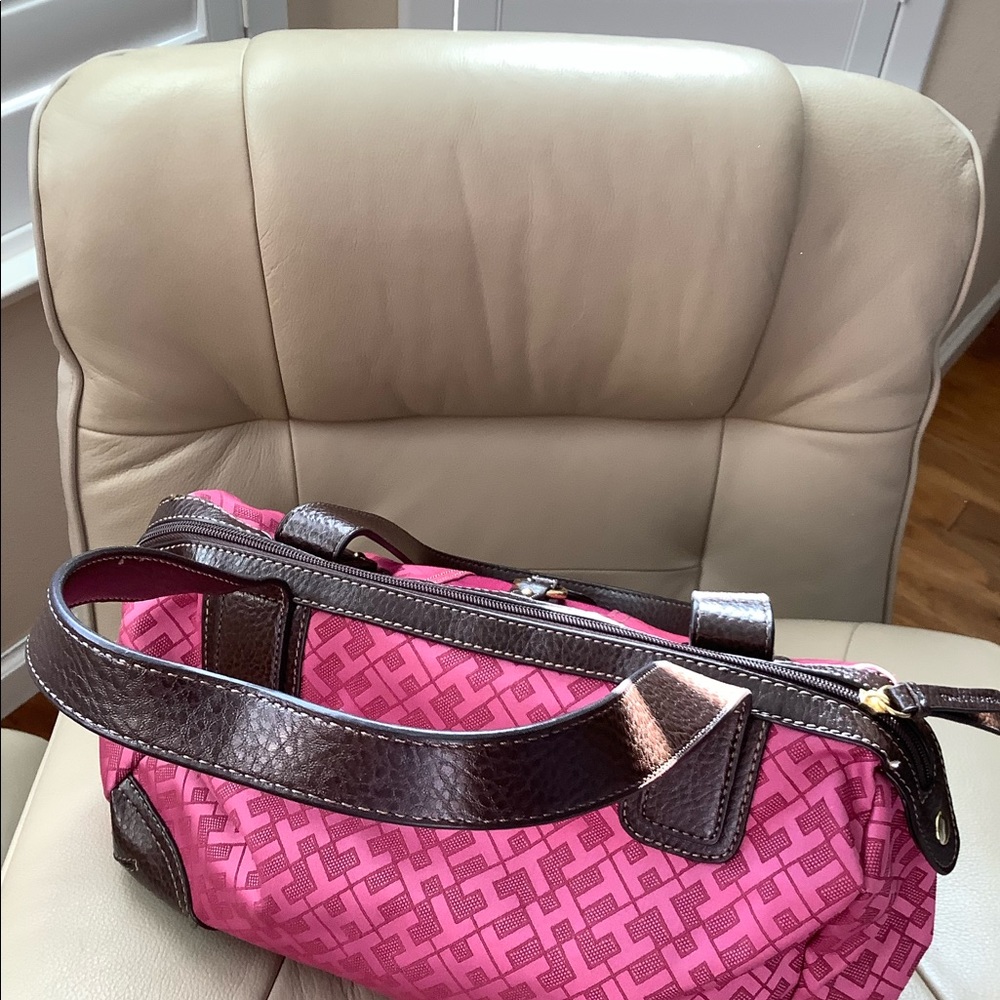 NEW Tommy Hilfiger Hand/ Shoulder Bag with Logo design Gorgeous. - Picture 5 of 15